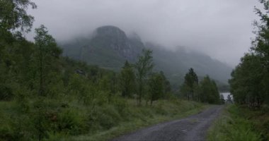 Norveç 'te yaz. Innerdalen Vadisi, Innerdalsvatna Gölü ve Innerdalstrnet Dağı.