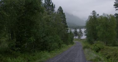 Norveç 'te yaz. Innerdalen Vadisi, Innerdalsvatna Gölü ve Innerdalstrnet Dağı.