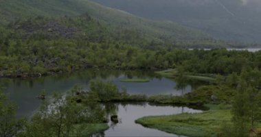 Norveç 'te yaz. Innerdalen Vadisi, Innerdalsvatna Gölü ve Innerdalstrnet Dağı.