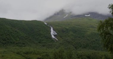 Norveç 'te yaz. Innerdalen Vadisi, Innerdalsvatna Gölü ve Innerdalstrnet Dağı.