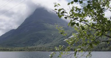 Norveç 'te yaz. Innerdalen Vadisi, Innerdalsvatna Gölü ve Innerdalstrnet Dağı.