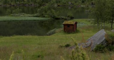 Norveç 'te yaz. Çimen çatılı kerestelerden ve taşlardan yapılmış eski evler. Seçici odak