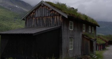 Norveç 'te yaz. Çimen çatılı kerestelerden ve taşlardan yapılmış eski evler. Seçici odak