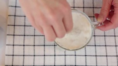 Ilık Süte Maya Ekleniyor Üzümlü Çörek Hazırlama