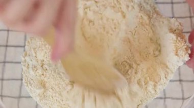 Kuru üzümlü çörekler için hamur, un, yumurta, şeker, tereyağı, maya