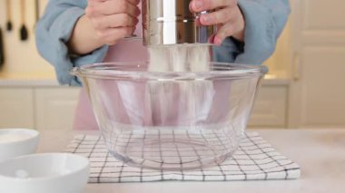 Kuru üzümlü çörekler için hamur, un, yumurta, şeker, tereyağı, maya