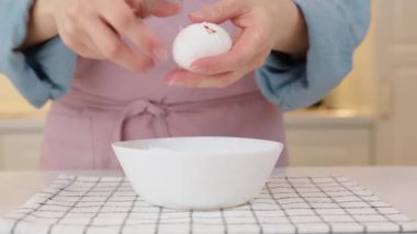 Pişirmeden önce üzümlü çörekleri yumurta ve sütle fırçalamak