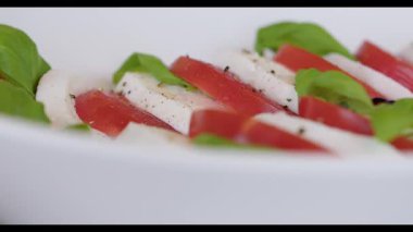 Caprese Salata Domatesleri, Mozzarella, Basil Hazırlanıyor