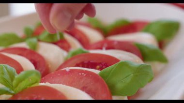 Caprese Salata Domatesleri, Mozzarella, Basil Hazırlanıyor