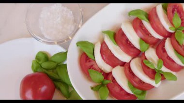 Caprese Salata Domatesleri, Mozzarella, Basil Hazırlanıyor