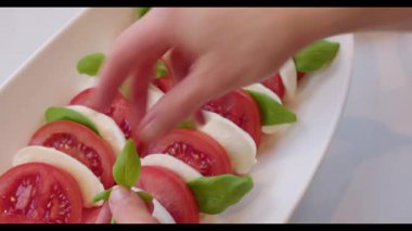 Caprese Salata Domatesleri, Mozzarella, Basil Hazırlanıyor