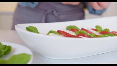 Caprese Salata Domatesleri, Mozzarella, Basil Hazırlanıyor