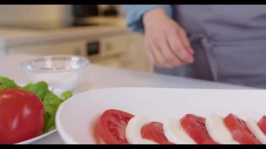 Caprese Salata Domatesleri, Mozzarella, Basil Hazırlanıyor