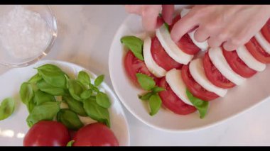 Caprese Salata Domatesleri, Mozzarella, Basil Hazırlanıyor