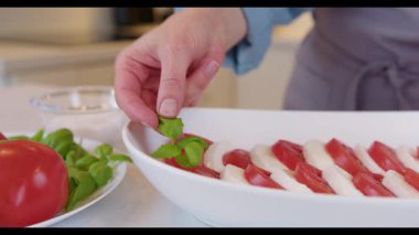 Caprese Salata Domatesleri, Mozzarella, Basil Hazırlanıyor