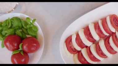 Caprese Salata Domatesleri, Mozzarella, Basil Hazırlanıyor