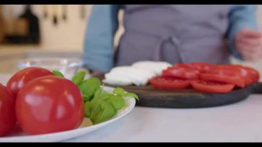 Caprese Salata Domatesleri, Mozzarella, Basil Hazırlanıyor