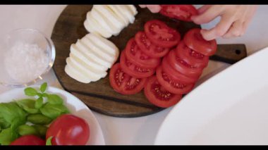 Caprese Salata Domatesleri, Mozzarella, Basil Hazırlanıyor