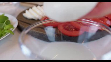 Caprese Salata Domatesleri, Mozzarella, Basil Hazırlanıyor