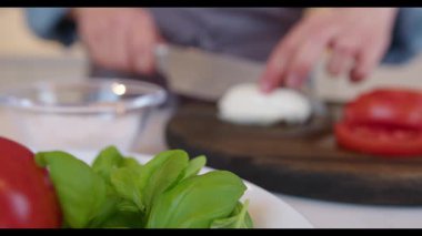 Caprese Salata Domatesleri, Mozzarella, Basil Hazırlanıyor
