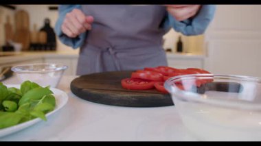 Caprese Salata Domatesleri, Mozzarella, Basil Hazırlanıyor