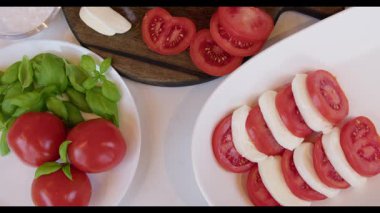 Caprese Salata Domatesleri, Mozzarella, Basil Hazırlanıyor