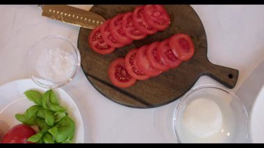 Caprese Salata Domatesleri, Mozzarella, Basil Hazırlanıyor