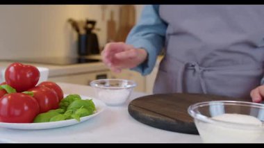 Caprese Salata Domatesleri, Mozzarella, Basil Hazırlanıyor