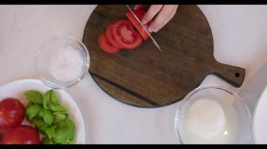 Caprese Salata Domatesleri, Mozzarella, Basil Hazırlanıyor