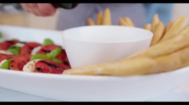 Caprese Salatası Grissini ve Zeytinyağı ile servis edilir.