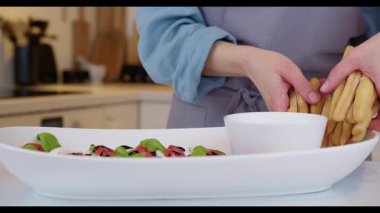 Caprese Salatası Grissini ve Zeytinyağı ile servis edilir.