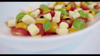 kiraz domates ve mozzarella ile Caprese salatası