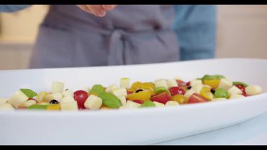 kiraz domates ve mozzarella ile Caprese salatası