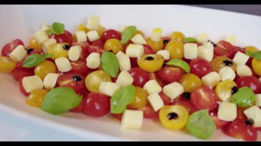 kiraz domates ve mozzarella ile Caprese salatası