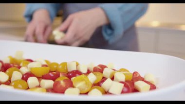 kiraz domates ve mozzarella ile Caprese salatası