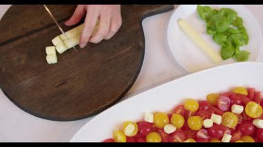 kiraz domates ve mozzarella ile Caprese salatası