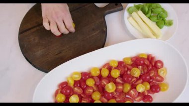 kiraz domates ve mozzarella ile Caprese salatası