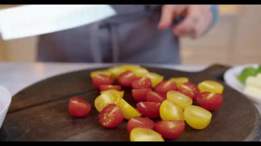 kiraz domates ve mozzarella ile Caprese salatası