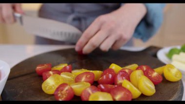 kiraz domates ve mozzarella ile Caprese salatası