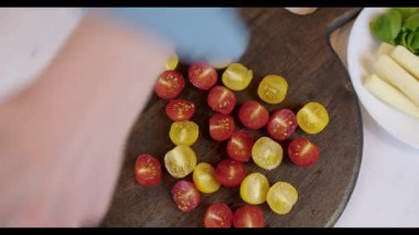 kiraz domates ve mozzarella ile Caprese salatası