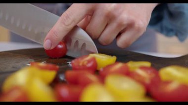 kiraz domates ve mozzarella ile Caprese salatası