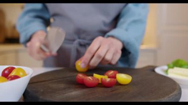 kiraz domates ve mozzarella ile Caprese salatası