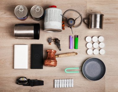 Elektrik kesintisi için hazırlanıyorum. Elektrik olmadan yaşamaya hazır olmak için temel ekipman. Mumlar, far, alkalin batarya, termos, gaz balonu, reçeller vs. Hayatta kalma kiti. Üst görünüm.