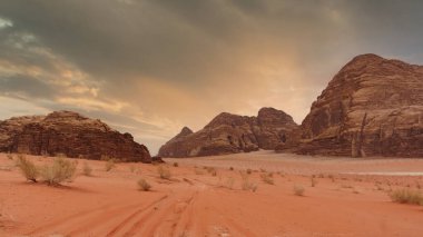 Wadi Rum Çölü 'nün görkemli manzarası, Ürdün, Ay Vadisi. Turuncu kum, sis, bulutlar