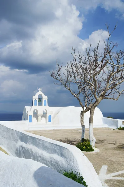 ギリシャのサントリーニ島の白い建築物 海の景色と曇り空の美しい風景 冬のリゾート壁紙 — ストック写真