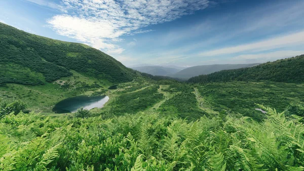 See Auf Grünen Bergen Tal Blauer Himmel Mit Weißen Wolken — Stockfoto