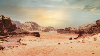 Wadi Rum Çölü 'nün görkemli manzarası, Ürdün, Ay Vadisi. Turuncu kum, sis, bulutlar. Gün doğumu duvar kağıdı. Dünya simgeleri. Toprağın güzelliğini keşfedin. Ulusal park açık hava manzarası.