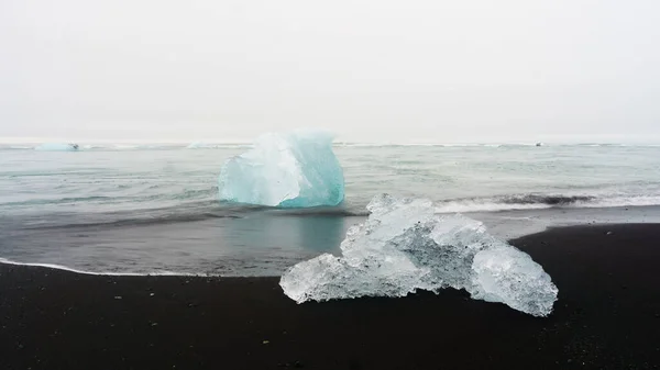 ヨークサルロン氷のビーチ 氷河のラグーン Vatnajokull国立公園 アイスランド南東部 ヨーロッパ 黒火山の砂の中の青と白の氷山 北自然壁紙 — ストック写真