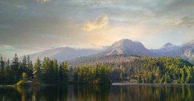 Dağlarda gün batımı Strbske Pleso Gölü Ulusal Park Lisesi Tatras, Slovakya, Avrupa. Yazın ve sonbaharda kayak merkezinde. Huzurlu doğa duvar kağıdı. Huzurlu tatiller seyahat kavramı.