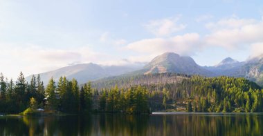Dağlarda gün batımı Strbske Pleso Gölü Ulusal Park Lisesi Tatras, Slovakya, Avrupa. Yazın ve sonbaharda kayak merkezinde. Huzurlu doğa duvar kağıdı. Huzurlu tatiller seyahat kavramı.